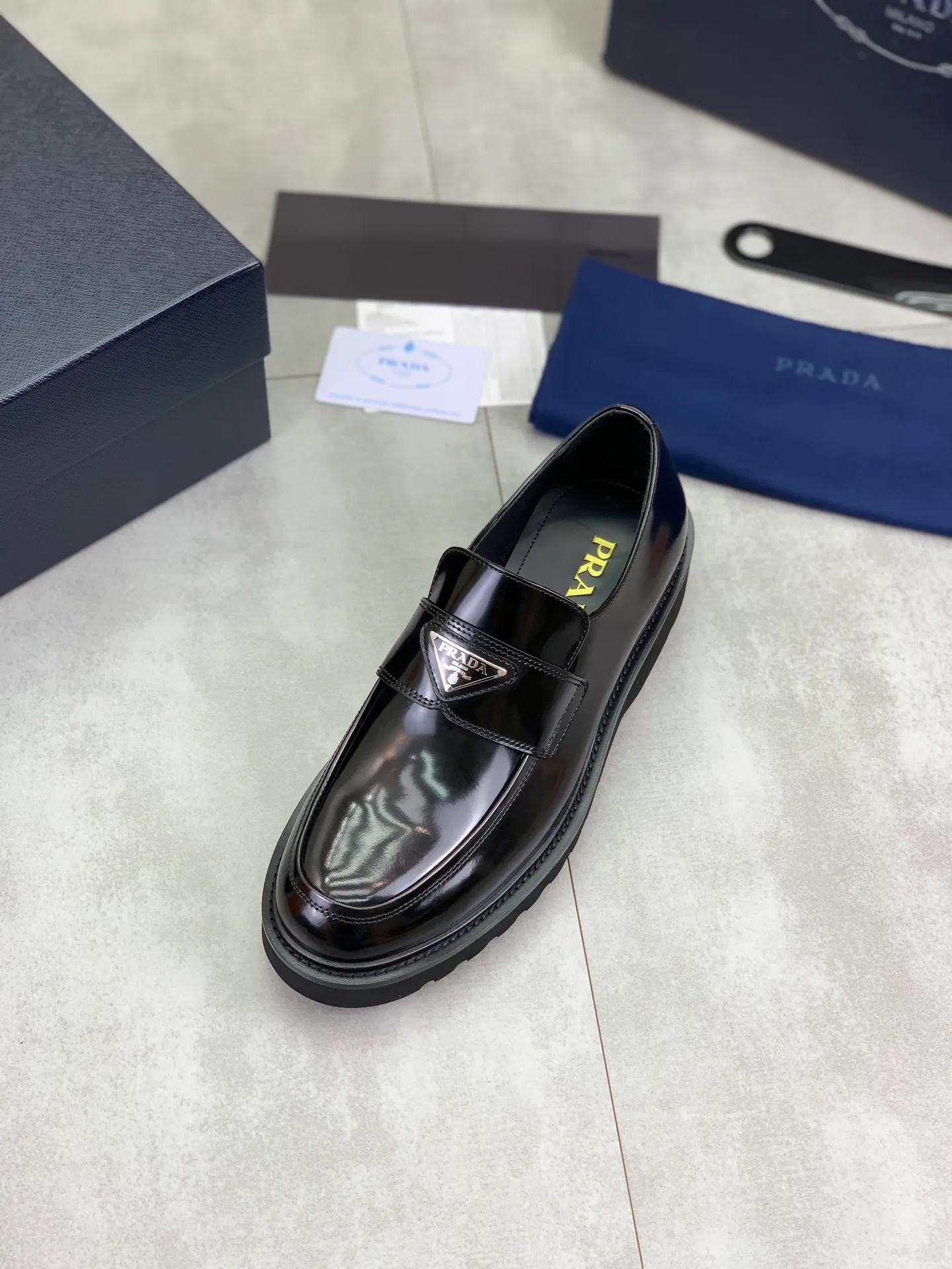 Factory price P860 💰Original quality, top version🔱 ＰＲＡＤＡPrada. Men's business casual leather shoes, top-quality leather shoes. 1:1 shipment ⬆️Luxurious and noble 👞All imported original color-rubbed edge beads, just to create a more comfortable wearing experience. Upper: Original comfortable open-edge bead rubbed color calfskin ➕Top imported water-dyed full cow lining, original lightweight and comfortable TPU foam combination bottom ✔️Code number: 39-45 (38.46 47 can be customized)